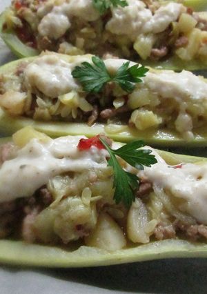 Una foto de Calabacines rellenos de carne con salsa blanca 