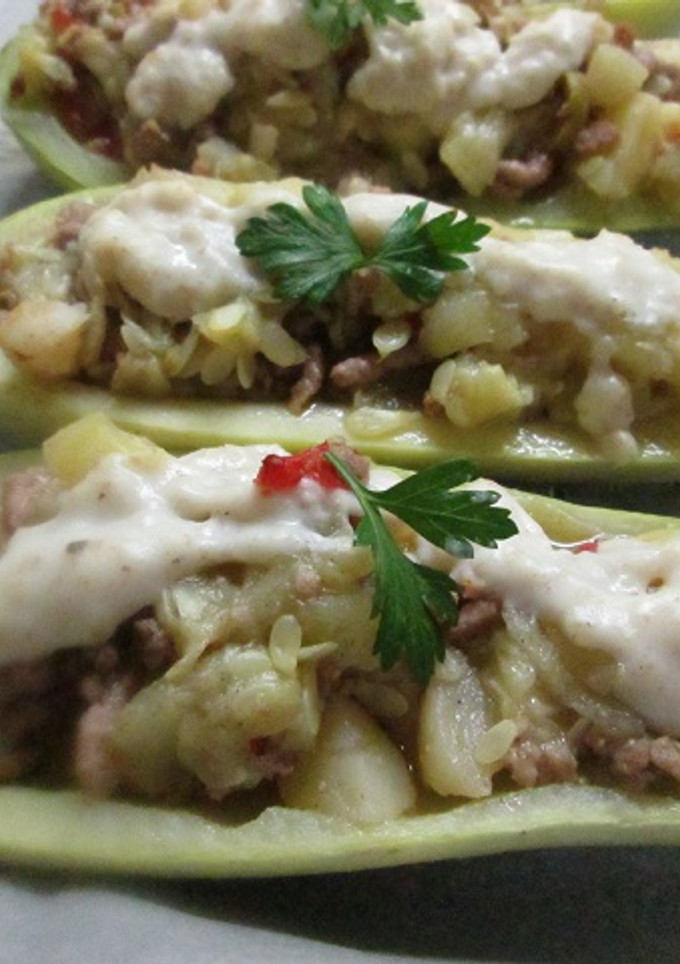Una foto de Calabacines rellenos de carne con salsa blanca 