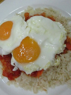 Una foto de Arroz con salchichas en salsa y huevos fritos