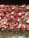 Tarta de hojaldre con crema de dulce de leche, tres cereales y frutas rojas