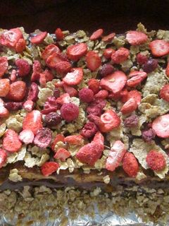 Una foto de Tarta de hojaldre con crema de dulce de leche, tres cereales y frutas rojas