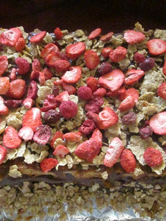 Una foto de Tarta de hojaldre con crema de dulce de leche, tres cereales y frutas rojas
