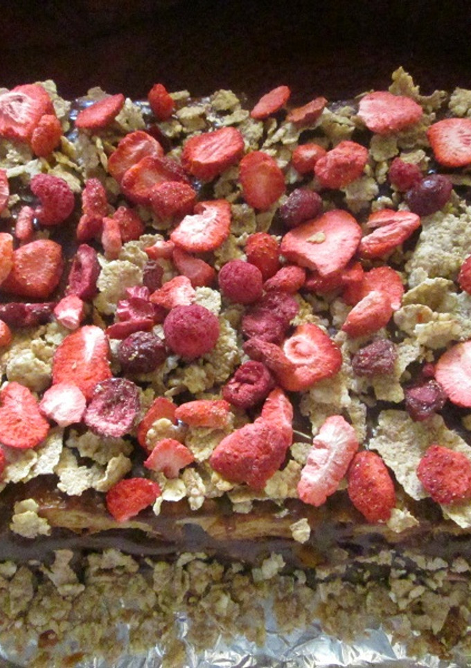 Una foto de Tarta de hojaldre con crema de dulce de leche, tres cereales y frutas rojas