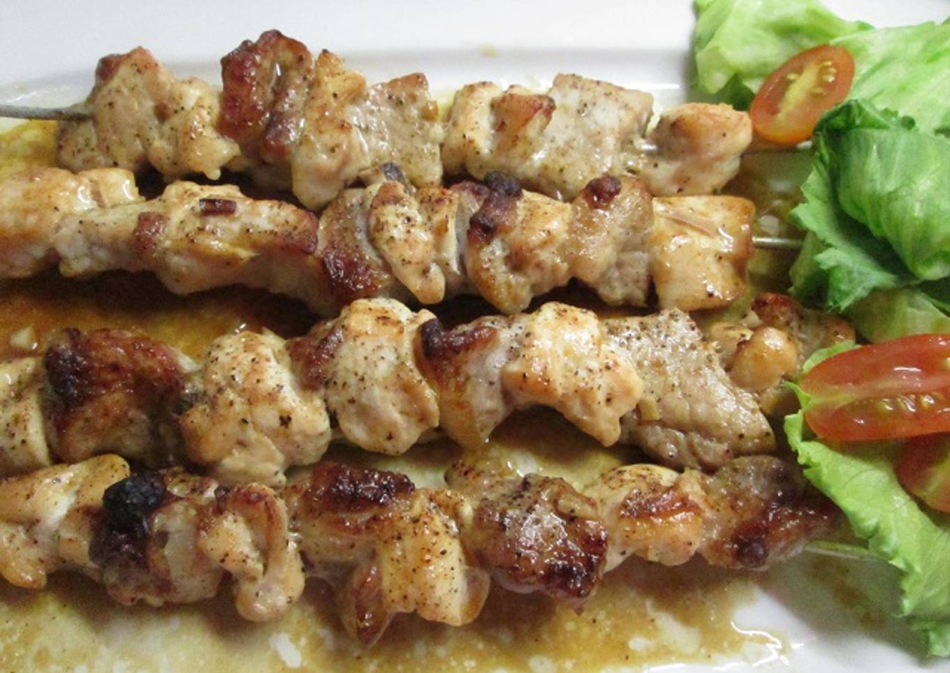 Brochetas pollo y cerdo horneadas con salsa de soja 