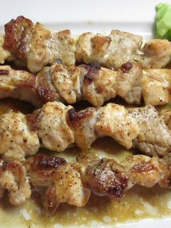 Una foto de Brochetas pollo y cerdo horneadas con salsa de soja