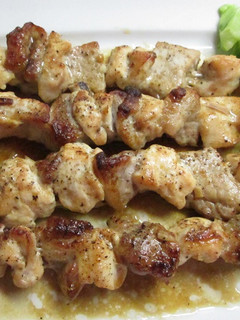 Una foto de Brochetas pollo y cerdo horneadas con salsa de soja