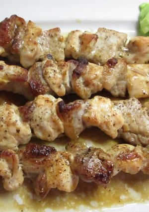 Una foto de Brochetas pollo y cerdo horneadas con salsa de soja 