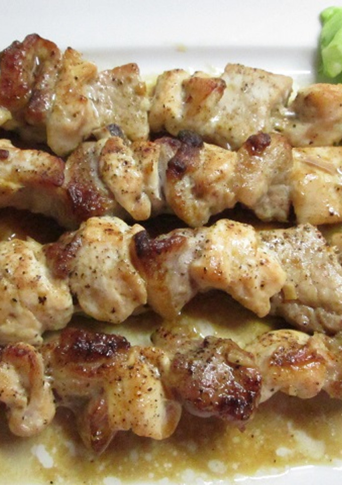 Una foto de Brochetas pollo y cerdo horneadas con salsa de soja 