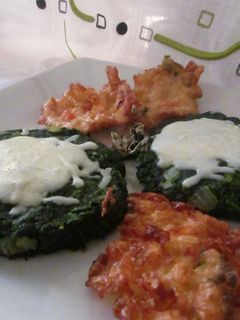 Una foto de Hamburguesas moldeadas de espinacas con torrijas de arroz