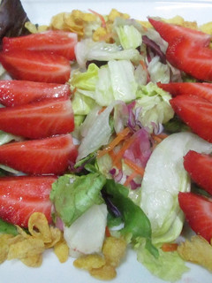 Una foto de Ensalada lista para consumir con fresones y cereales