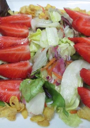 Una foto de Ensalada lista para consumir con fresones y cereales