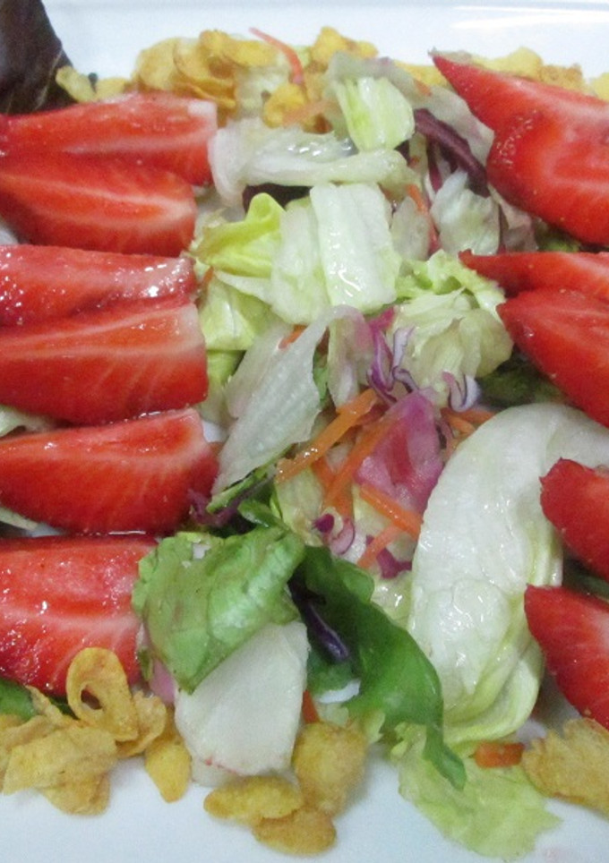 Una foto de Ensalada lista para consumir con fresones y cereales