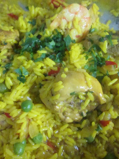 Una foto de Arroz amarillo con pollo, gambas y chipirones