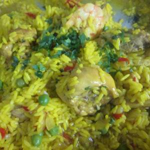 Arroz amarillo con pollo, gambas y chipirones