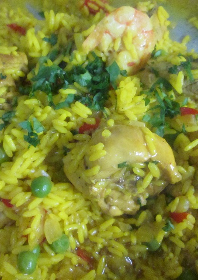 Una foto de Arroz amarillo con pollo, gambas y chipirones 