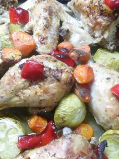 Una foto de Presas de pollo picantes con calabacín y zanahoria al horno