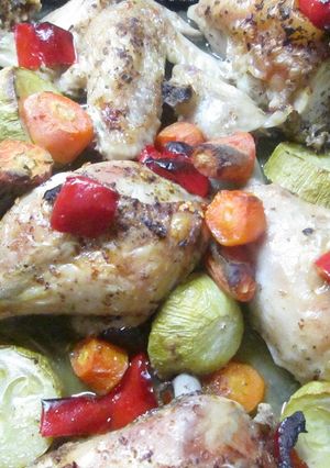 Una foto de Presas de pollo picantes con calabacín y zanahoria al horno