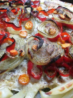 Una foto de Palometa con verduras y patatas al horno