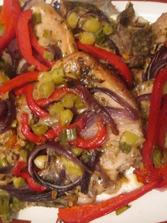Una foto de Chuletas de cerdo horneadas con verduras especiales