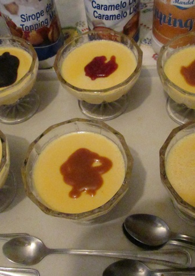 Una foto de Flan al caramelo con topping selección