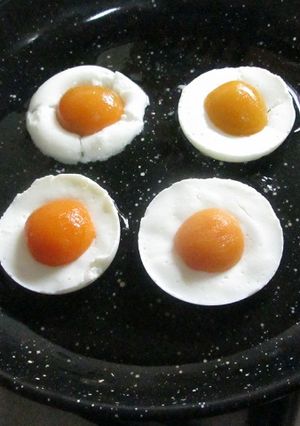 Una foto de Huevos fritos falsos