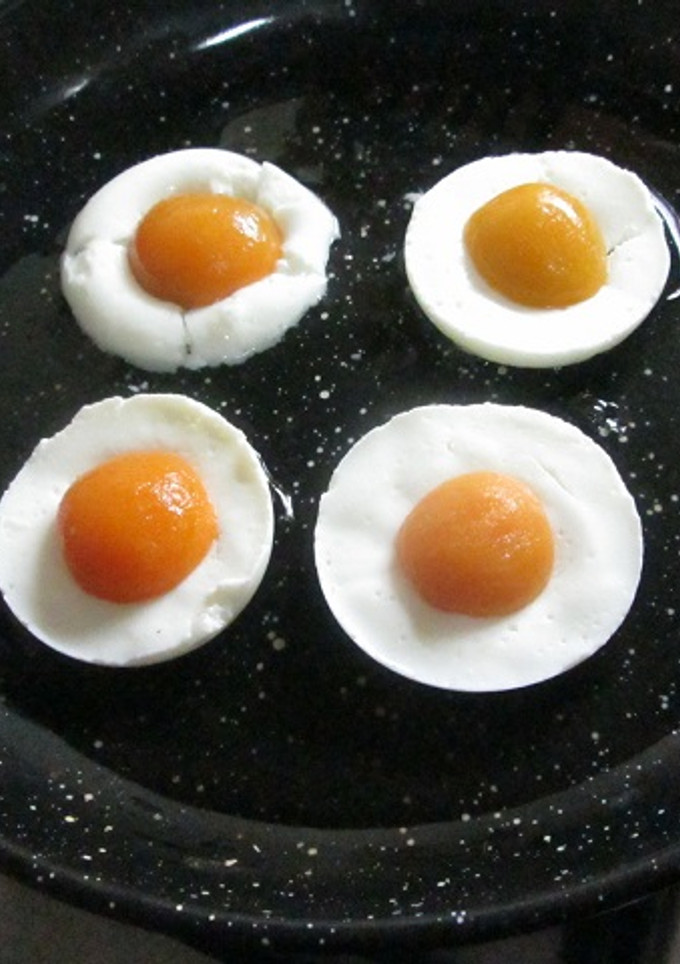 Una foto de Huevos fritos falsos
