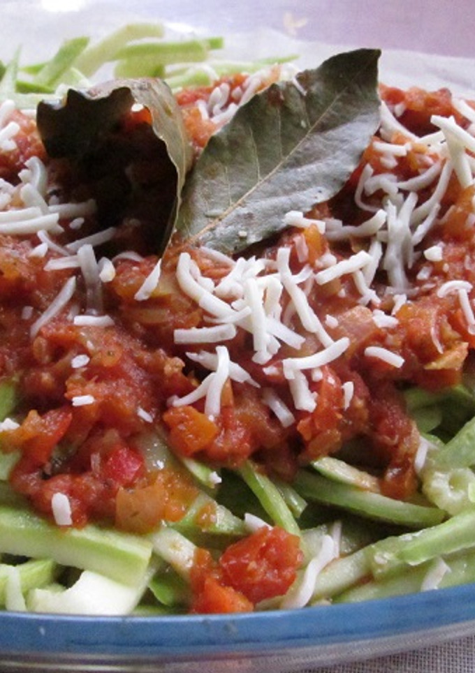 Una foto de Espaguetis de calabacines con salsa de tomate diet