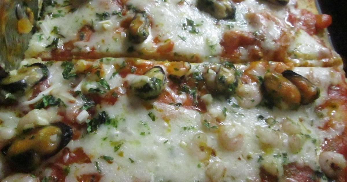 Pizza casera con mariscos y salsa verde de ajo y perejil Receta de Gabriela  Diez- Cookpad