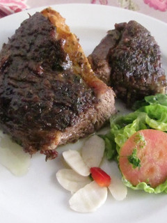 Una foto de Vacío al horno con salsa verde de ajo y perejil