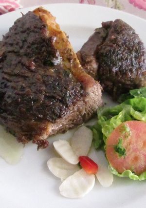 Una foto de Vacío al horno con salsa verde de ajo y perejil 