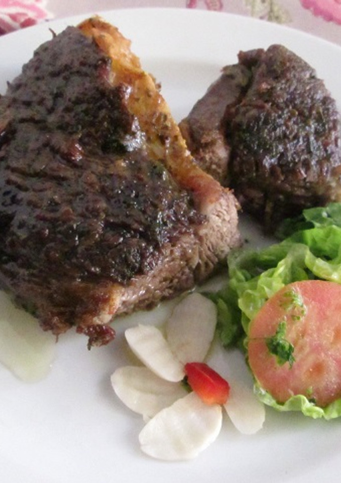 Una foto de Vacío al horno con salsa verde de ajo y perejil 