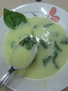 Una foto de Crema de calabacín con brotes de espinaca