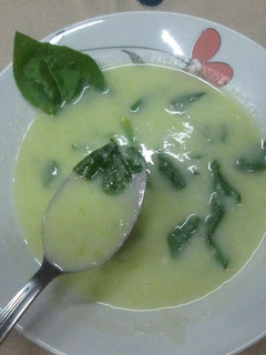 Una foto de Crema de calabacín con brotes de espinaca