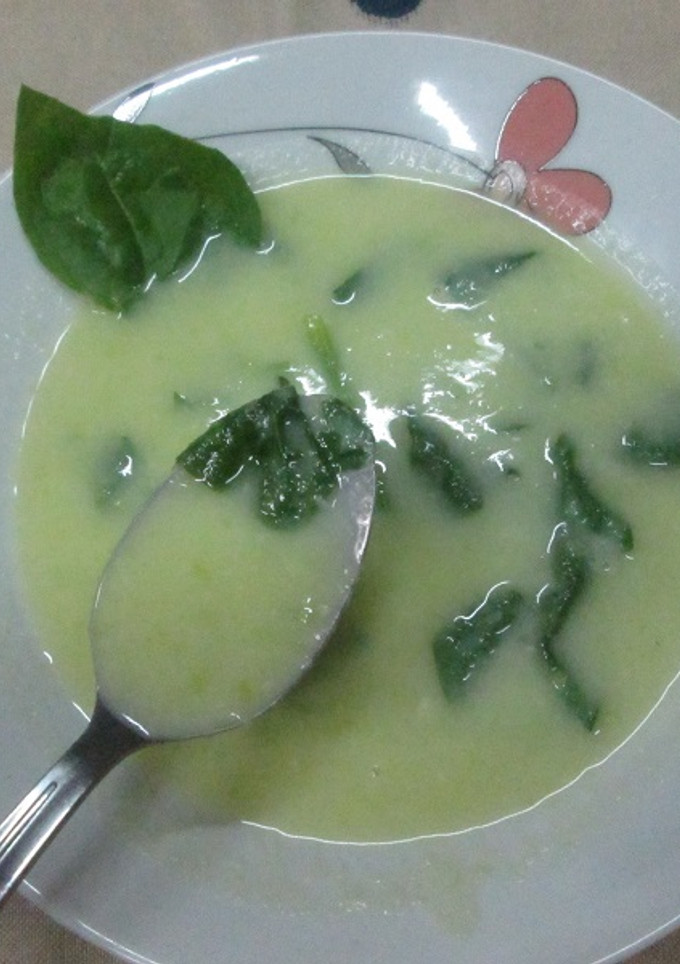 Una foto de Crema de calabacín con brotes de espinaca