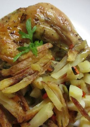 Una foto de Pollo maxi sabor cheddar con guarnición combinada