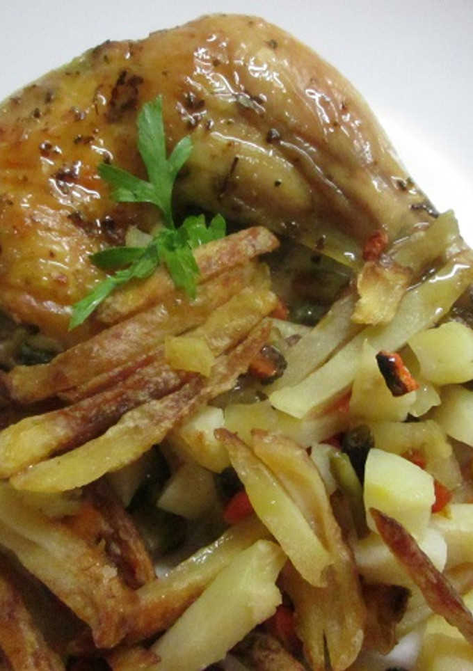 Una foto de Pollo maxi sabor cheddar con guarnición combinada