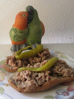 Una foto de Panecillos con atún y guindillas