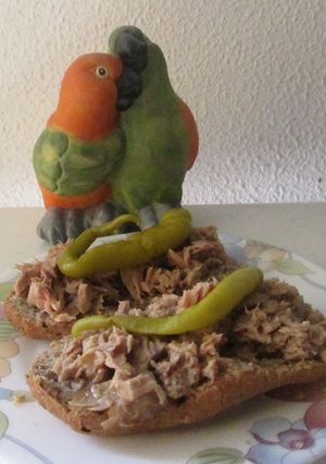 Una foto de Panecillos con atún y guindillas