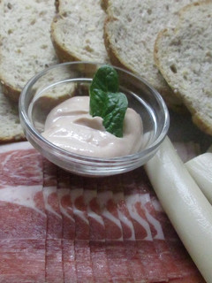 Una foto de Palmitos con salsa golf y jamón crudo