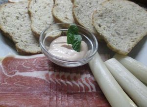 Foto principal de Palmitos con salsa golf y jamón crudo