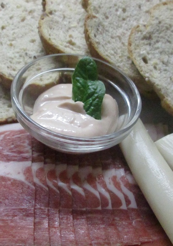 Una foto de Palmitos con salsa golf y jamón crudo