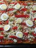 Pizza de levadura fresca con huevos duros