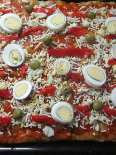 Una foto de Pizza de levadura fresca con huevos duros