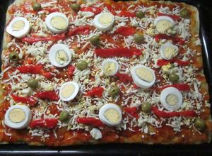 Foto principal de Pizza de levadura fresca con huevos duros