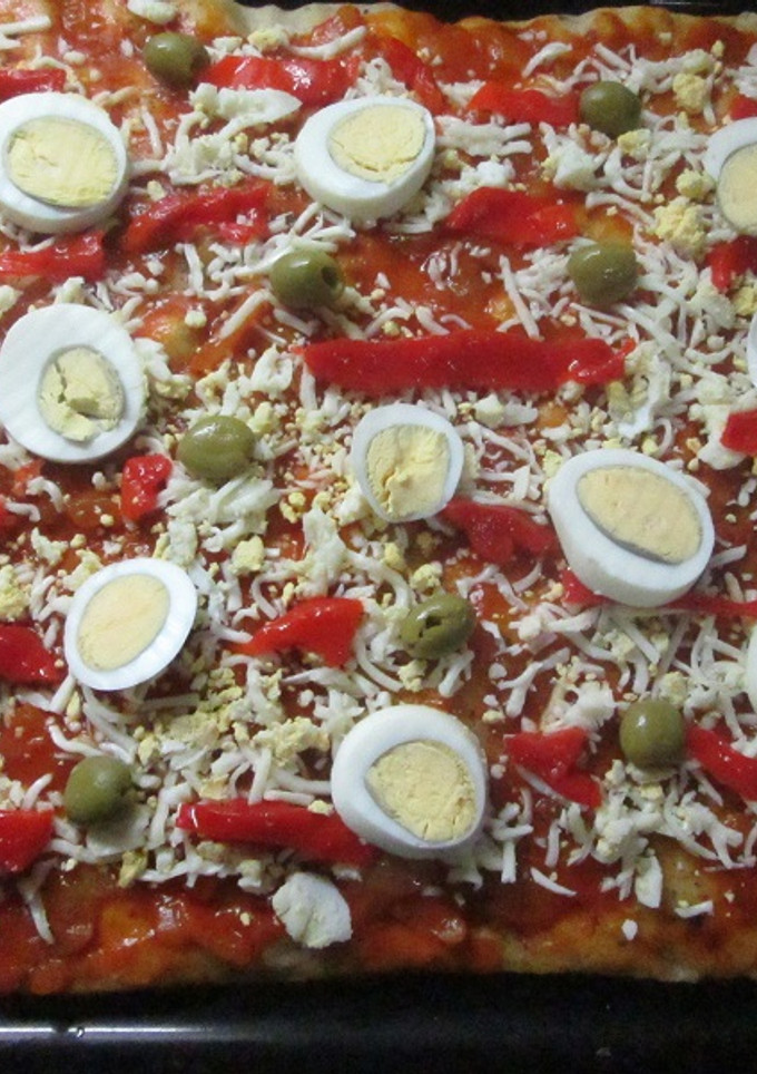 Una foto de Pizza de levadura fresca con huevos duros