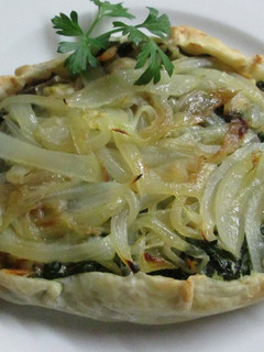 Foto principal de Tarta mini de acelga con champiñones al ajo y cebollita dorada para cogelar