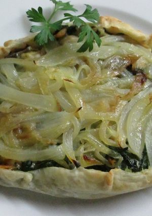 Una foto de Tarta mini de acelga con champiñones al ajo y cebollita dorada para cogelar