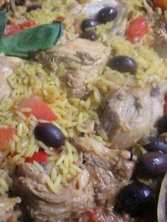 Una foto de Arroz con pollo y aceitunas negras