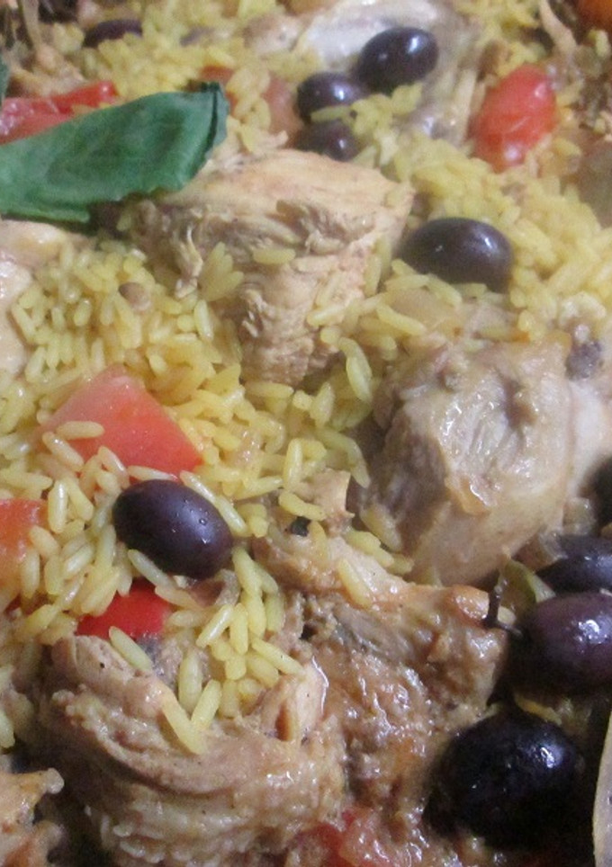 Una foto de Arroz con pollo y aceitunas negras 