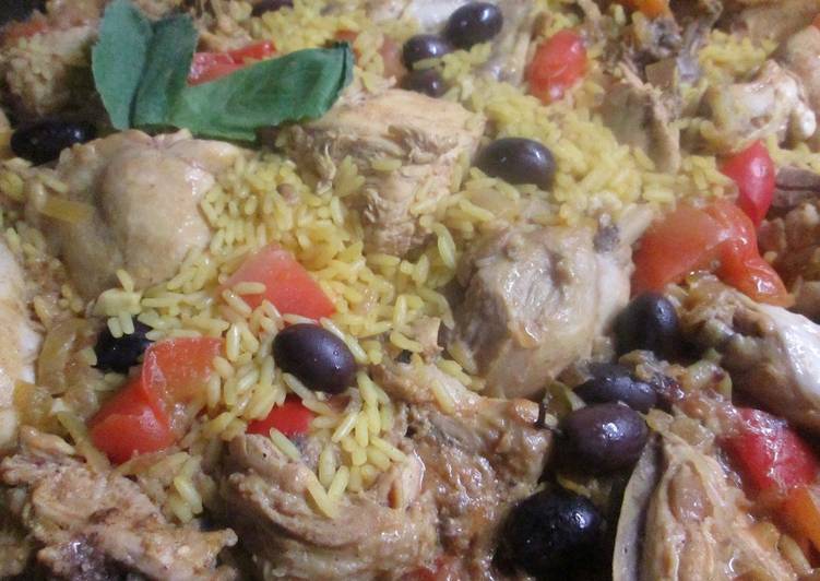Arroz con pollo y aceitunas negras